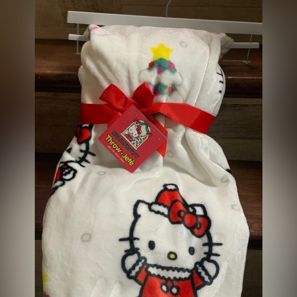 Super Cute 🥰 Hello Kitty Christmas Throw 50” x 70”(127cm x 178cm), súper Soft